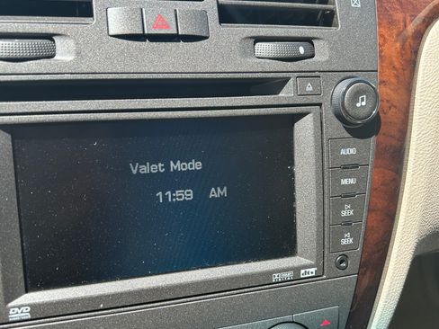 Used 2010 Cadillac DTS Luxury FWD image 17