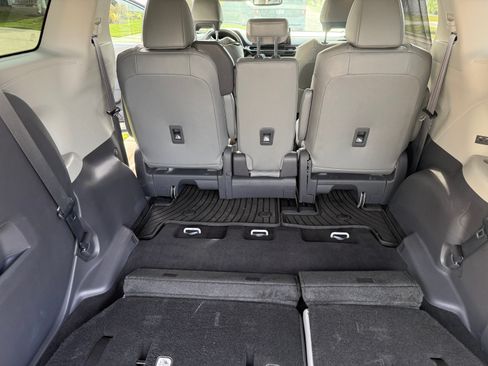 Used 2021 Toyota Sienna XLE w/ XLE Plus Package FWD image 4