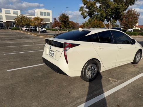 Used 2017 Toyota Prius Two image 4