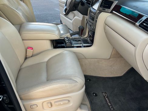 Used 2013 Lexus LX 570 4WD w/ Luxury Pkg image 23