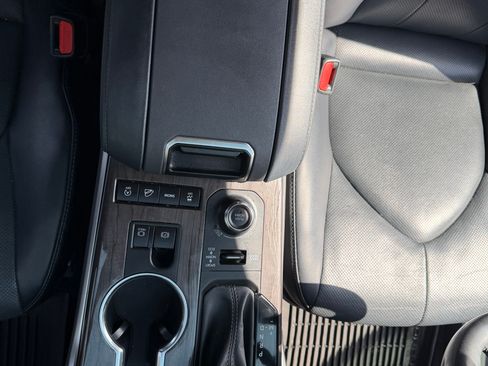 Used 2022 Toyota Highlander Limited image 9