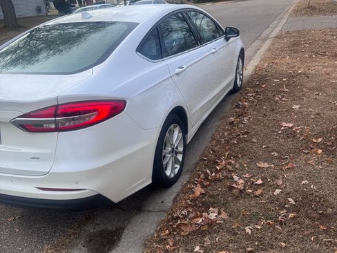 Used 2020 Ford Fusion SE image 4