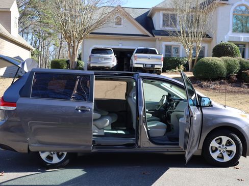 Used 2011 Toyota Sienna CE image 16