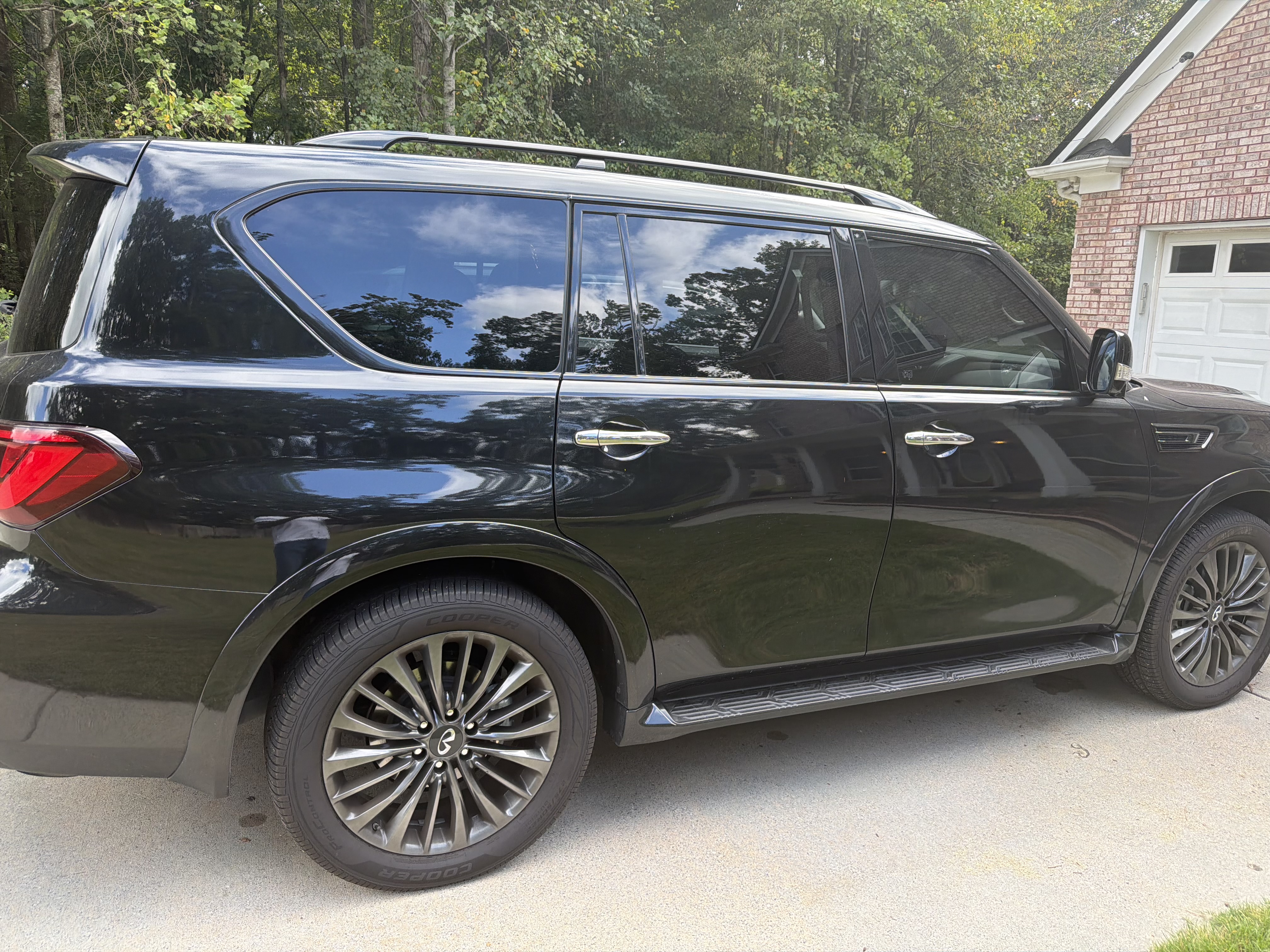 Used 2022 INFINITI QX80 Premium Select w/ Cargo Package RWD image 2