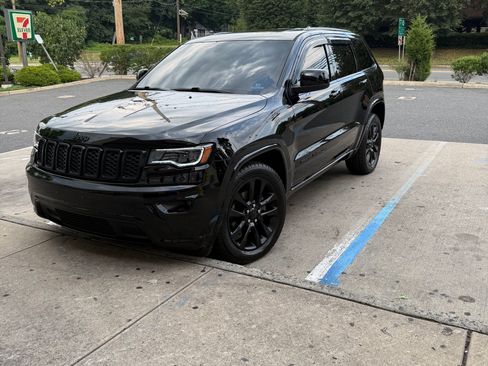 Used 2017 Jeep Grand Cherokee Altitude AWD/4WD image 1
