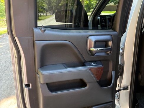 Used 2019 GMC Sierra 1500 SLE w/ SLE Value Package AWD/4WD image 18