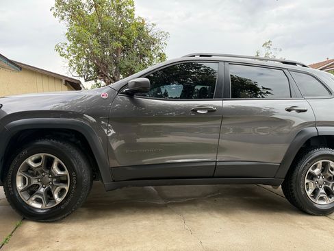 Used 2019 Jeep Cherokee Trailhawk w/ Comfort/Convenience Group image 2