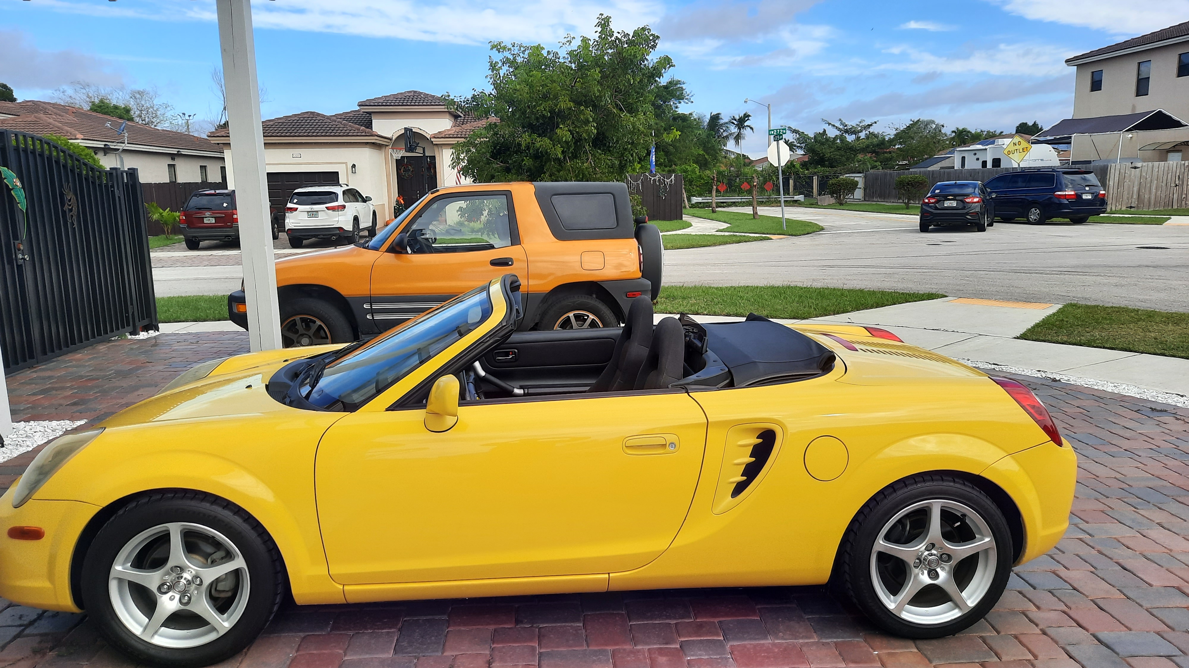 Used 2003 Toyota MR2 w/ Preferred Accessory Pkg RWD image 9