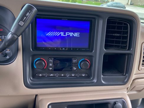 Used 2005 Chevrolet Silverado 2500 LT w/ Heavy-Duty Power Package image 14