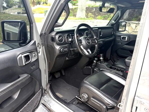 Used 2019 Jeep Wrangler Unlimited Sahara AWD/4WD image 5
