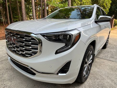 Used 2020 GMC Terrain Denali w/ Denali Premium Package AWD/4WD image 2