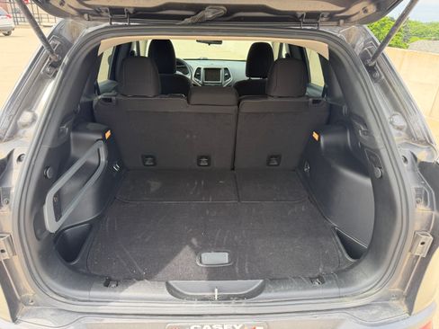 Used 2015 Jeep Cherokee Latitude FWD image 11