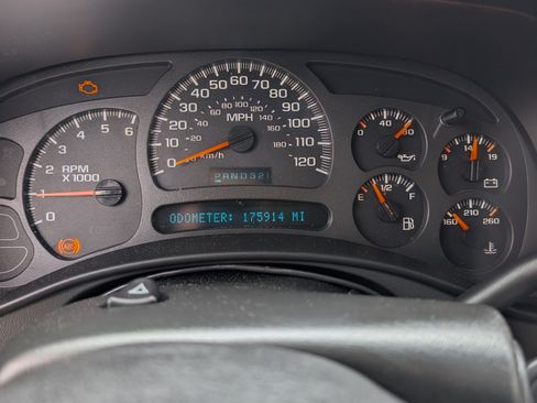 Used 2004 Chevrolet Suburban LS w/ Preferred Equipment Group image 8