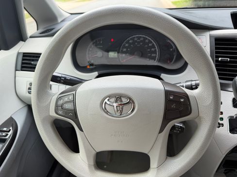 Used 2013 Toyota Sienna LE image 6