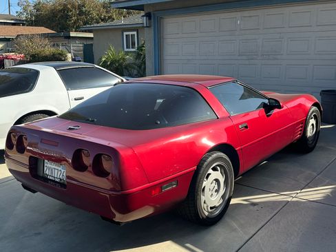 Used 1992 Chevrolet Corvette Coupe image 2