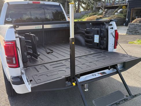 Used 2016 Ford F150 Platinum w/ Equipment Group 701A Luxury image 21