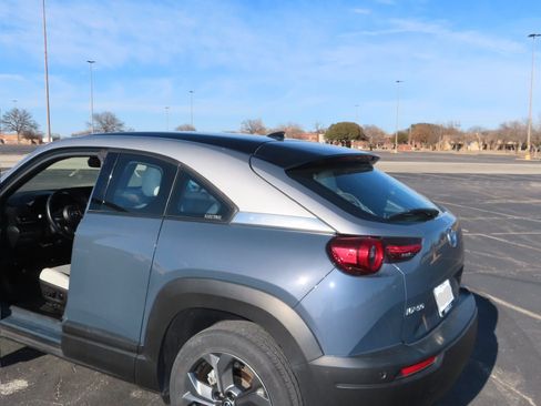 Used 2022 MAZDA MX-30 Electric w/ Premium Plus Pkg image 6