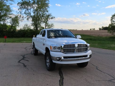 Used 2008 Dodge Ram 2500 Truck SLT w/ Popular Equipment Group AWD/4WD image 2