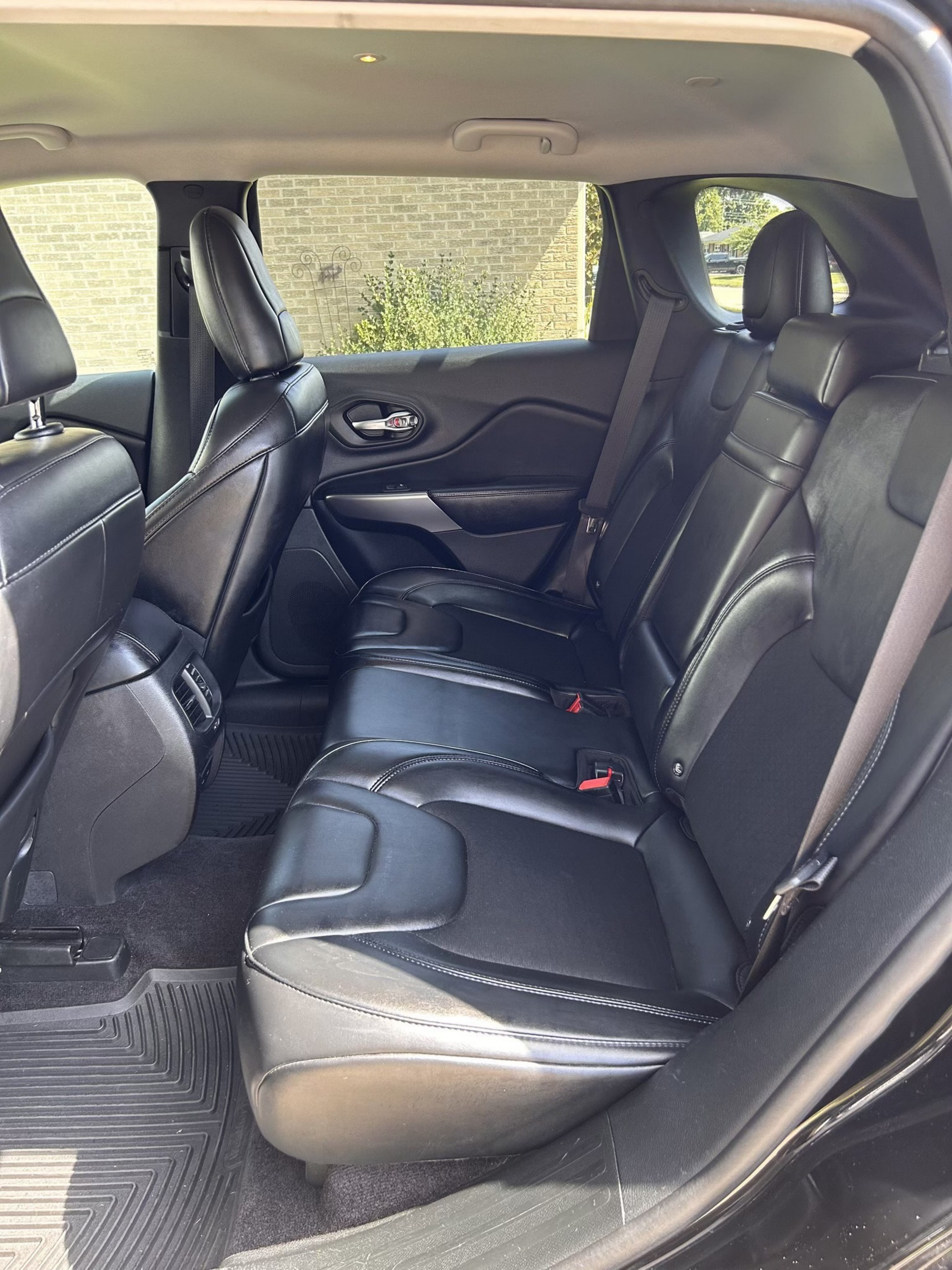 Used 2019 Jeep Cherokee Latitude Plus FWD image 10