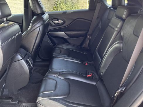 Used 2019 Jeep Cherokee Latitude Plus FWD image 10
