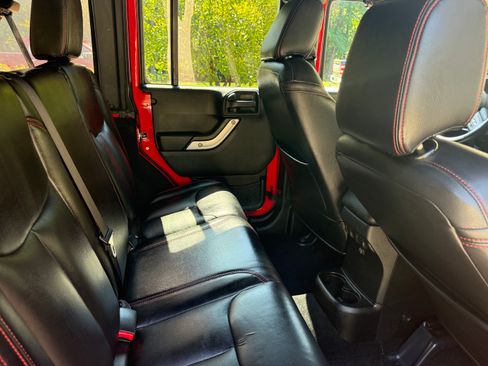 Used 2014 Jeep Wrangler Unlimited Sahara w/ Connectivity Group AWD/4WD image 8