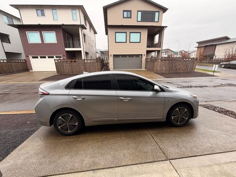 Used 2020 Hyundai Ioniq SE image 6