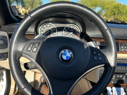 Used 2011 BMW 335i Convertible image 11