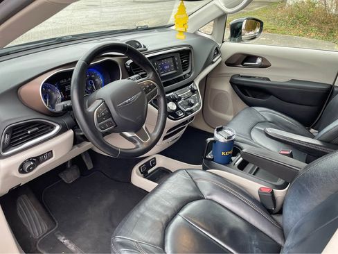 Used 2017 Chrysler Pacifica Touring-L image 14