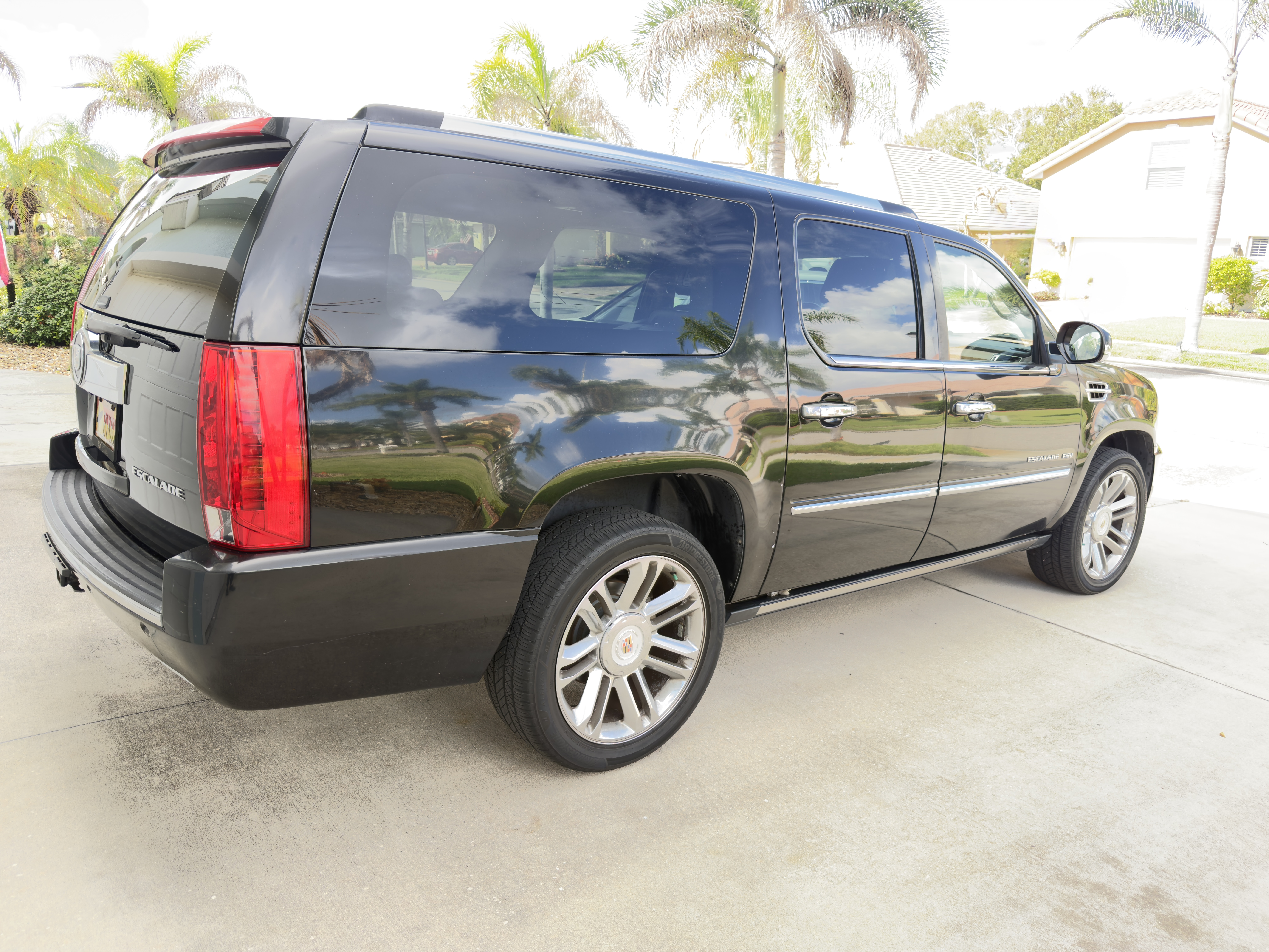 Used 2012 Cadillac Escalade ESV Platinum AWD/4WD image 4