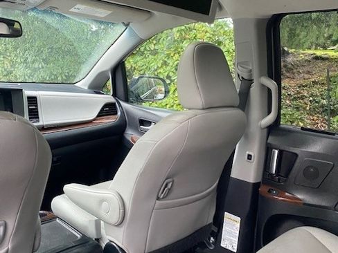 Used 2015 Toyota Sienna Limited image 9