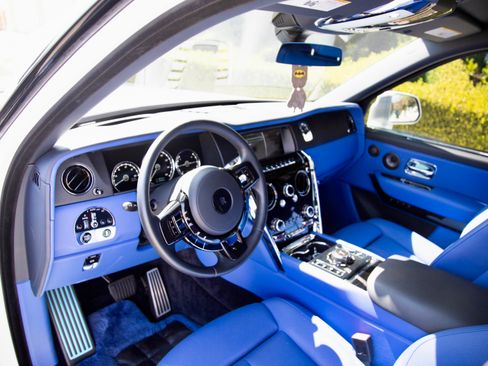 Used 2022 Rolls-Royce Cullinan w/ Technology Package image 12