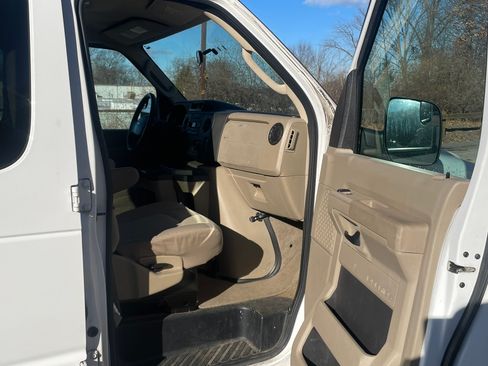 Used 2011 Ford E-350 and Econoline 350 XLT image 9