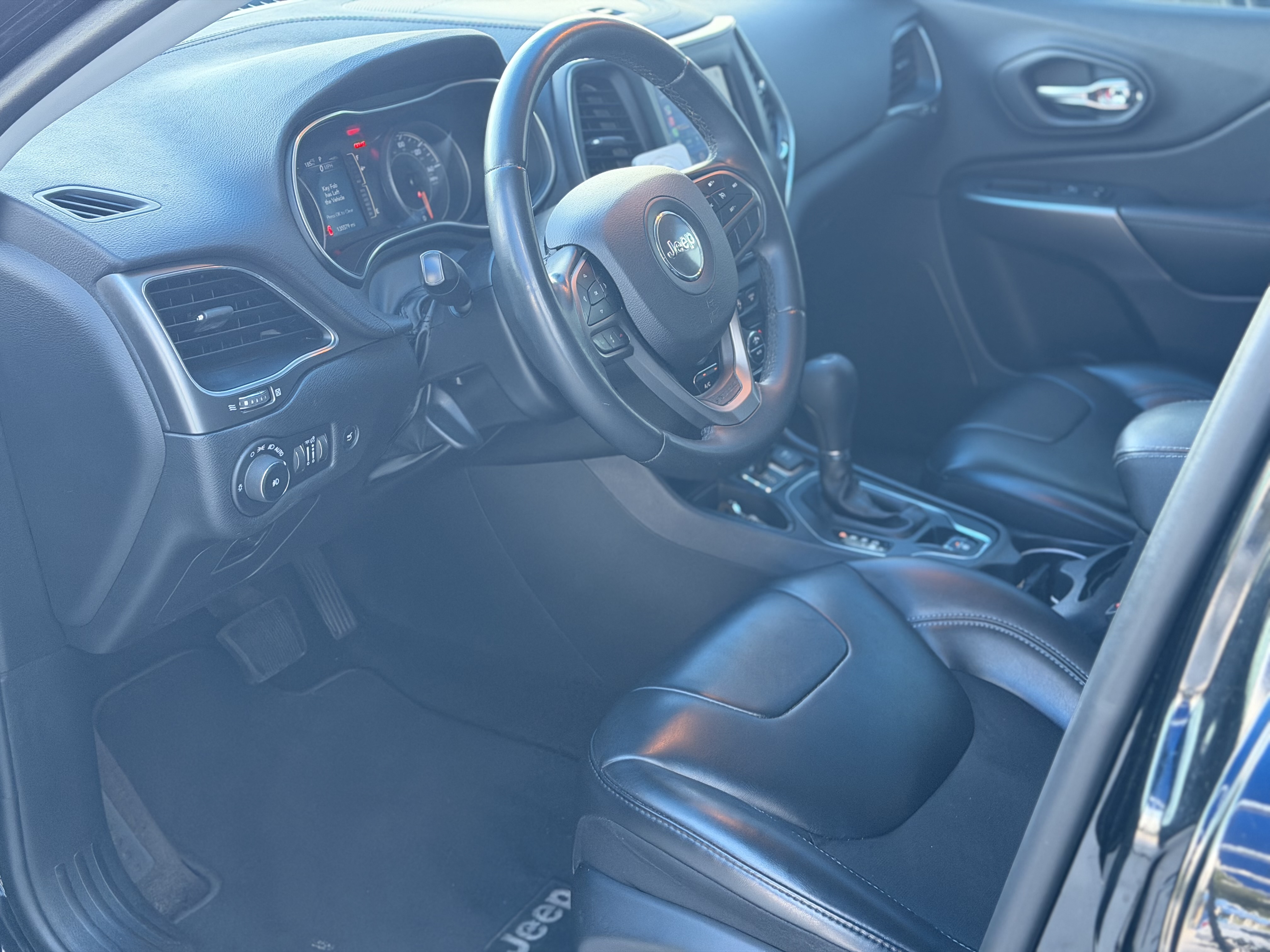 Used 2019 Jeep Cherokee Latitude Plus w/ Comfort/Convenience Group FWD image 8