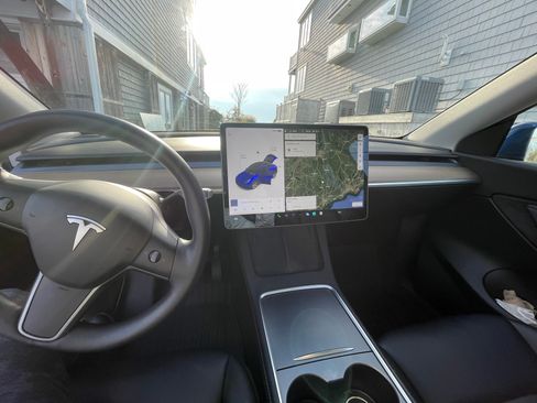 Used 2022 Tesla Model Y Long Range image 13