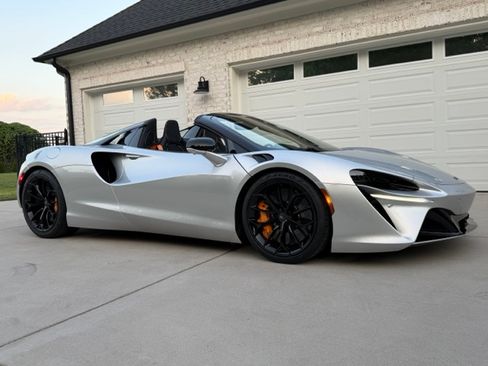 Used 2025 McLaren Artura Spider RWD image 11