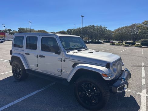 Used 2022 Jeep Wrangler Unlimited Sahara w/ Cold Weather Group image 13