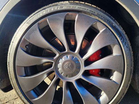 Used 2023 Tesla Model Y Performance image 11