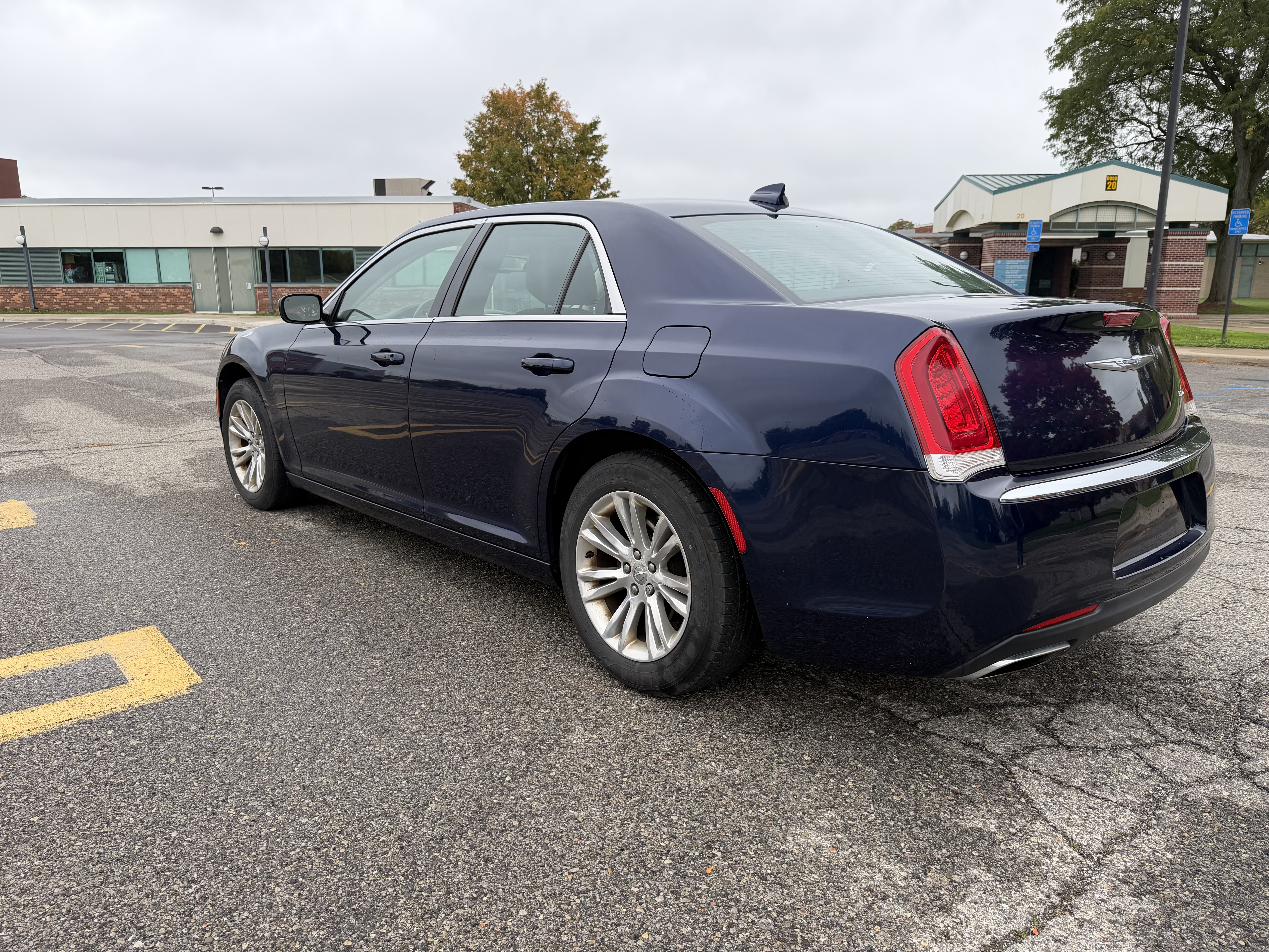Used 2017 Chrysler 300 Limited RWD image 8