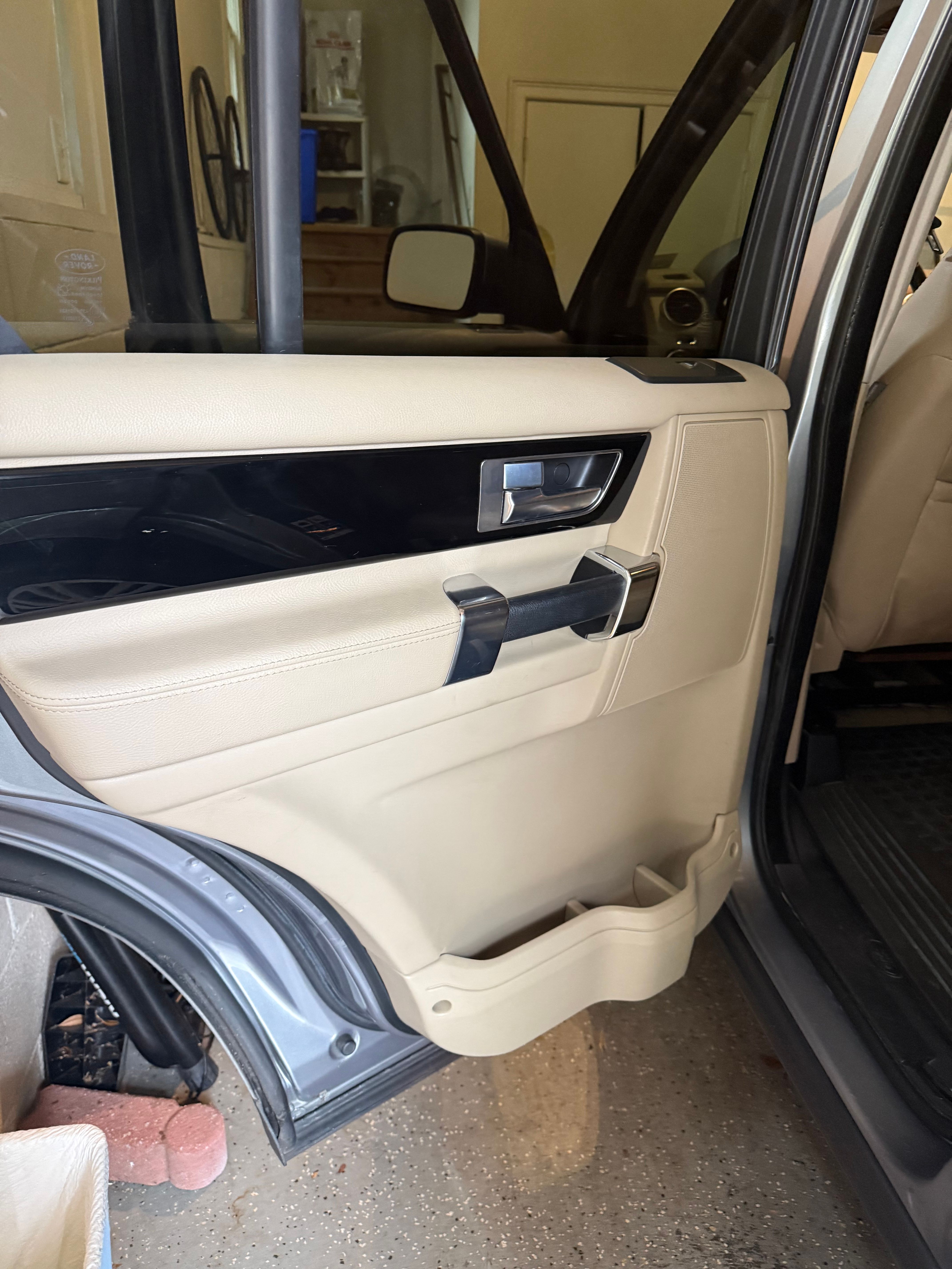 Used 2012 Land Rover LR4 HSE w/ HSE Pkg AWD/4WD image 16