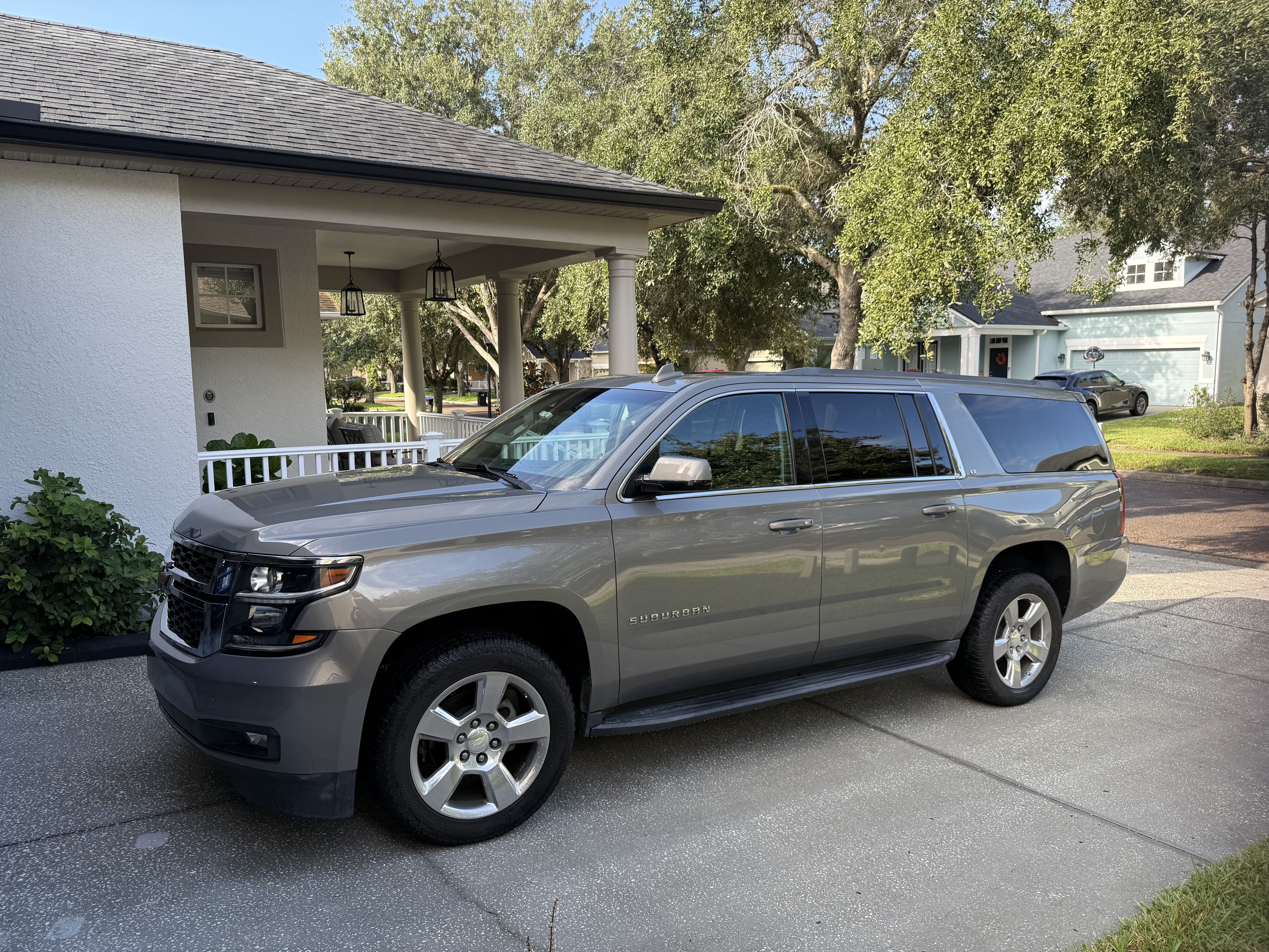 Used 2017 Chevrolet Suburban LT RWD image 2