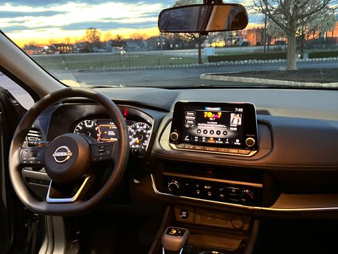 Used 2024 Nissan Rogue S image 12