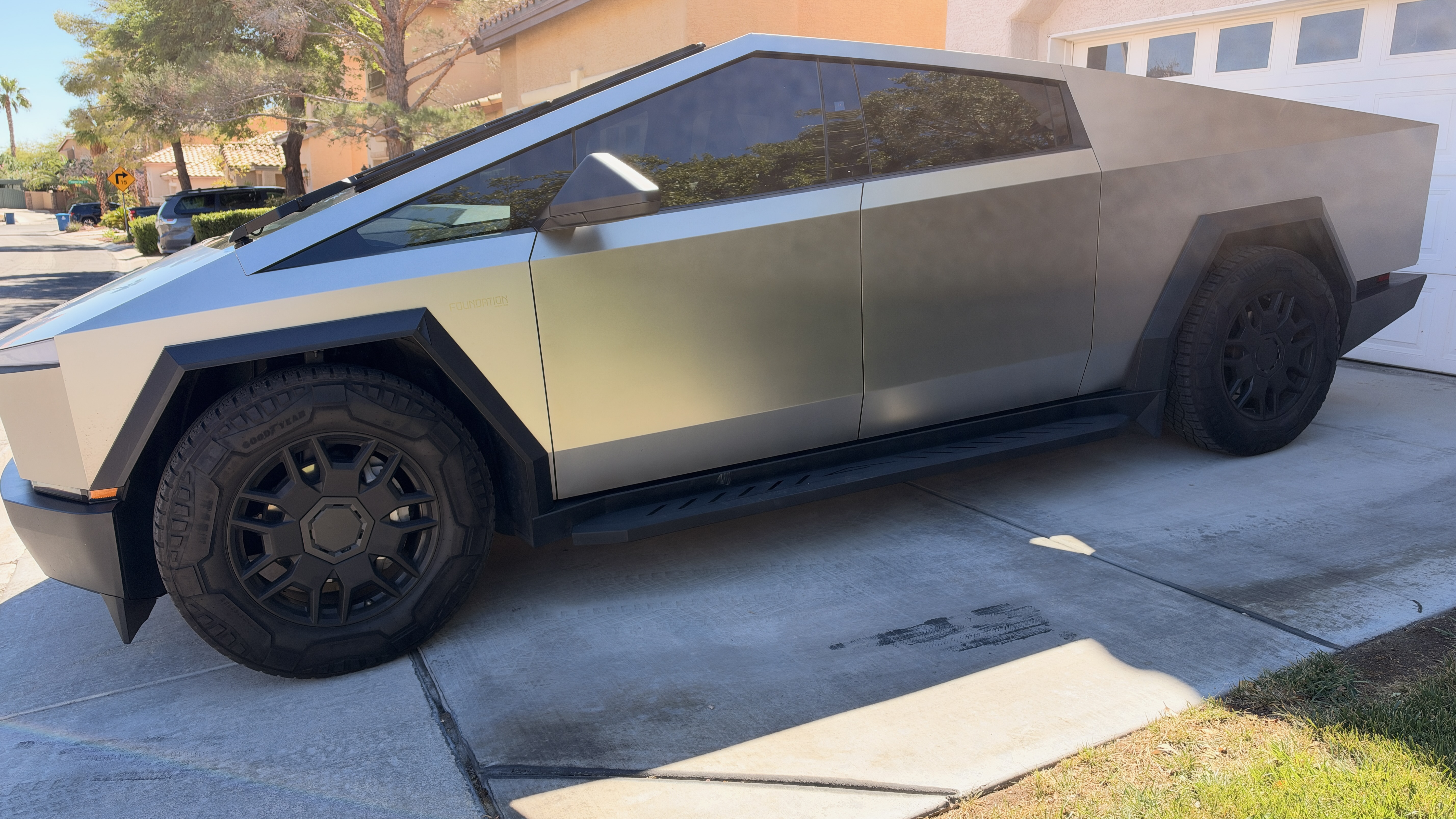 Used 2024 Tesla Cybertruck AWD Crew Cab image 9