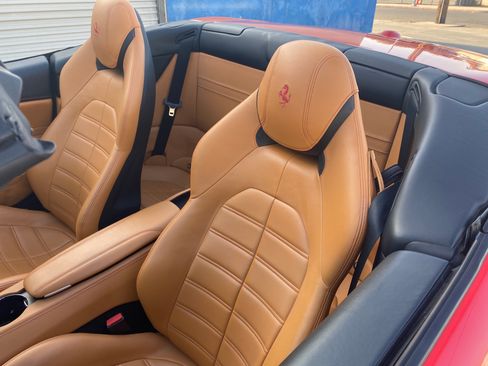 Used 2015 Ferrari California T image 22