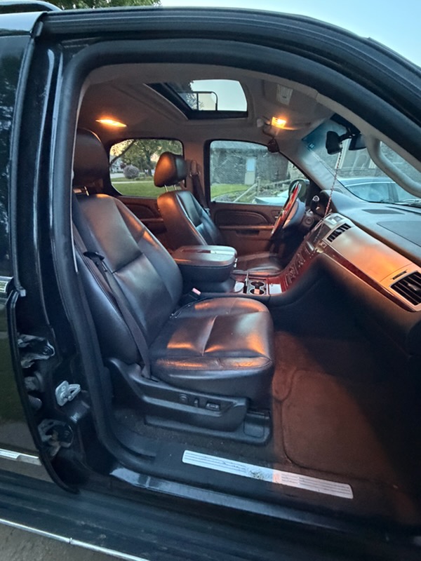 Used 2010 Cadillac Escalade Luxury AWD/4WD image 6