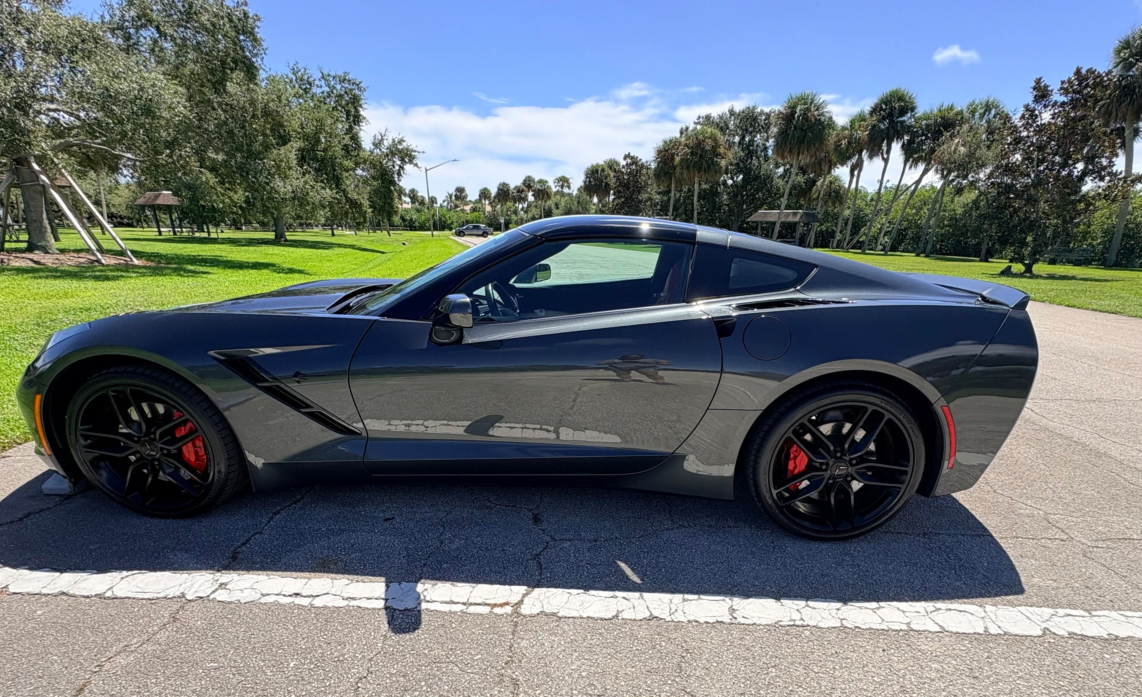 Used 2019 Chevrolet Corvette Stingray Coupe w/ Carbon Flash Badge Package RWD image 1