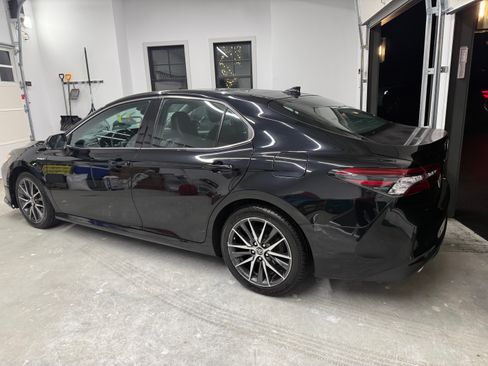 Used 2021 Toyota Camry XLE w/ Navigation Upgrade Package image 4