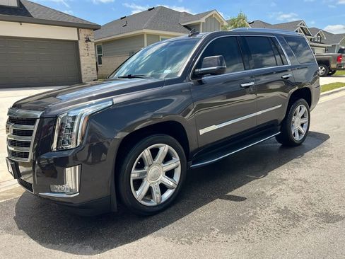 Used 2017 Cadillac Escalade Luxury AWD/4WD image 2