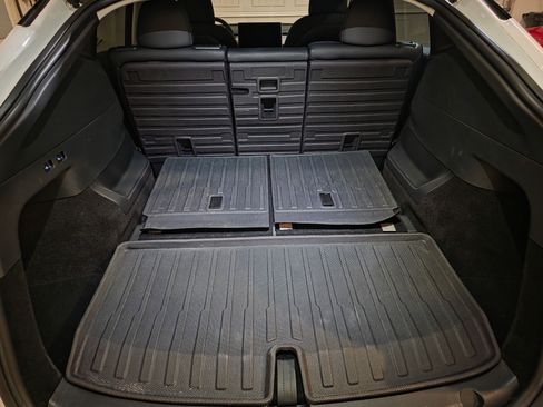 Used 2022 Tesla Model Y Long Range image 18