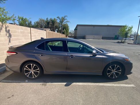 Used 2020 Toyota Camry SE w/ Cold Weather Package image 2