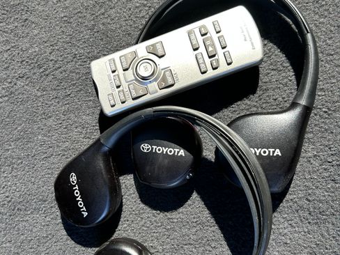 Used 2014 Toyota Sienna SE w/ SE Premium Package w/Entune image 26